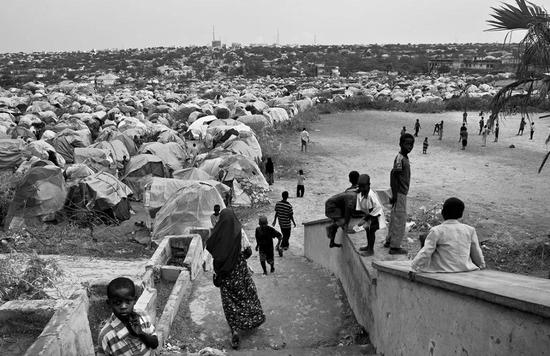 许多索马里难民为逃离国内旱灾，居住在肯尼亚人满为患的达达阿布难民营。来源：Lynsey Addario/Getty Images Reportage