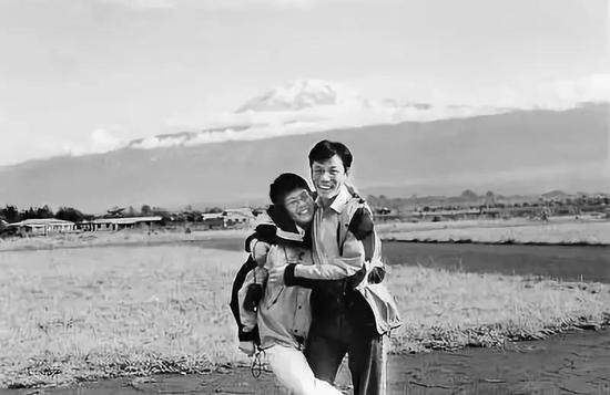 早年俞渝在接受《人民日报》采访时说,嫁给李国庆是为了“做柔软的幸福女人”