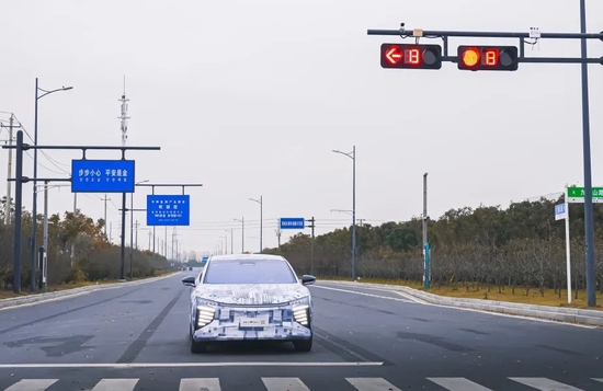 在华人运通打造的“智路”上，智能汽车能实现L3级别的自动驾驶，甚至L4级别自动驾驶的部分功能
