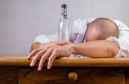 酒精假助眠(via Pixabay)