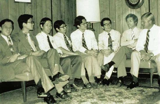 1976年，工研院派员赴美国RCA公司 曹兴诚（左一） 图源：工业技术研究院