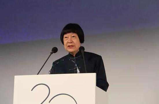 在法国巴黎，中国科学家张弥曼获颁“世界杰出女科学家奖”后致辞。新华社记者 张曼 摄