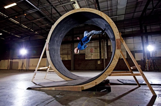 2014年2月，麻省理工学院机械工程系参与制作的一套装置中，人们可以无视地心引力，如同飞檐走壁般地实现直立圆形绕圈跑。图/IC