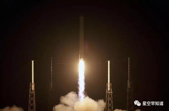 SpaceX公司的“猎鹰9号”火箭托举着“龙”飞船升空来源：SpaceX