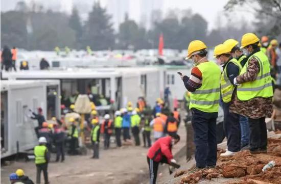 武汉当地的烽火、长飞以及华为等通信设备供应商援建火神山医院