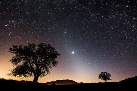 3月，匈牙利绍尔戈陶尔扬的夜空中金星清晰可见。这颗行星通常是夜空中除月亮外最亮的天体