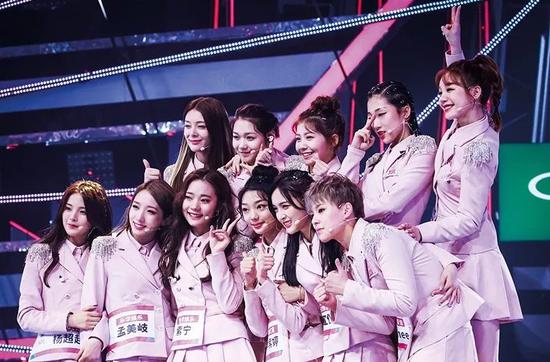 (2018年6月23日晚,《创造101》总决赛在杭州举办。孟美岐当选C位,吴宣仪、杨超越分获二三名。图/视觉中国)