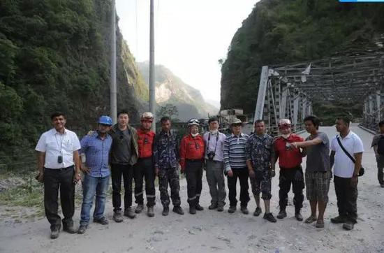 2015年5月4日,中科院与尼泊尔专家组成的联合野外考察队在中尼公路柯达里口岸附近考察(图片来源:作者提供)