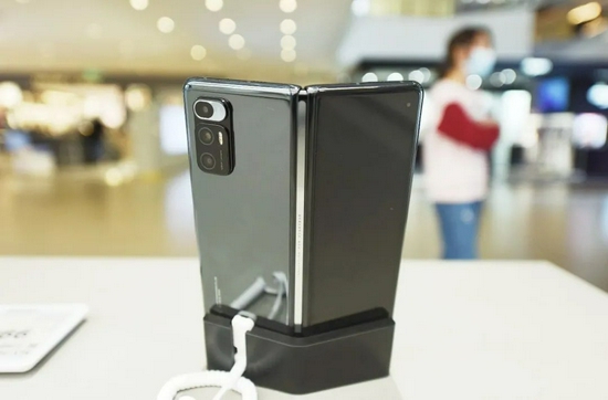 折叠屏手机:心比天高,命比纸薄