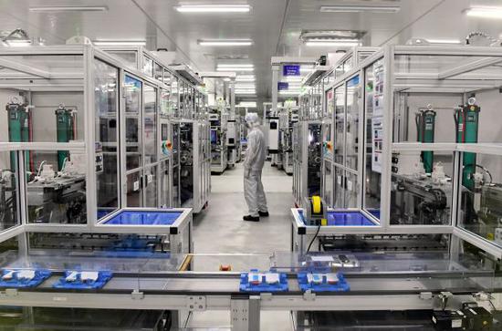  资料图：工人在福建宁德时代新能源科技股份有限公司电芯自动化生产车间工作。