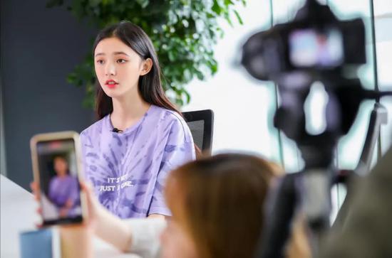 （《美人鱼》女主角林允进行淘宝直播）