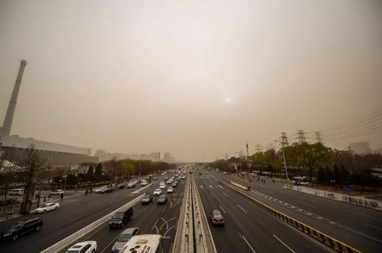 北京遭遇今春第一场沙尘暴（图片来自网络）