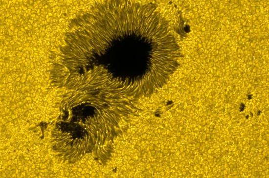 Trace卫星拍摄的太阳黑子精细结构。（来源：Wekipedia）