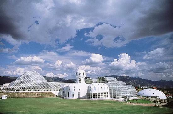  1991年，八位科学家试图依靠半球型设备中生长的食物，在生物圈2号中生存两年。图片来源：UA Science