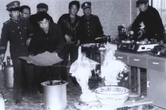 中国“黑科技”智商税简史 王洪成表演水变油