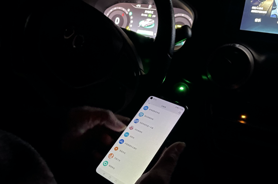 ▲&nbsp;司机用各种小程序搜寻可充电的地方。图 /&nbsp;周鑫雨