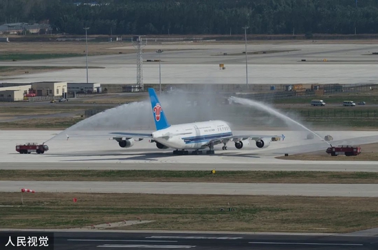 A380从图卢兹飞抵北京落地之时，就在北京过了一次水门。/视觉中国