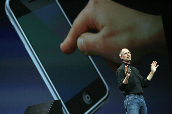 乔布斯认为 iPhone 的多点触控是“第三次交互革命”｜Getty Images