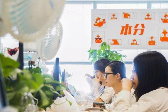 拼多多上海总部,“本分”二字的标语在办公室随处可见