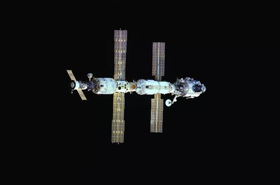 远征1（即第一批成员）驻留时，国际空间站的外貌。