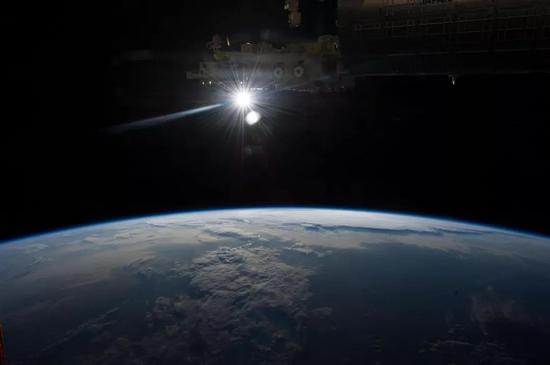 （国际空间站上看到的太阳照耀下的地球。图片来源NASA）