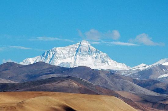 从北面的青藏高原仰望珠穆朗玛峰