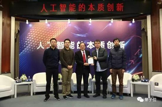 姚期智主编高中AI教材:清华姚班豪华阵容编委