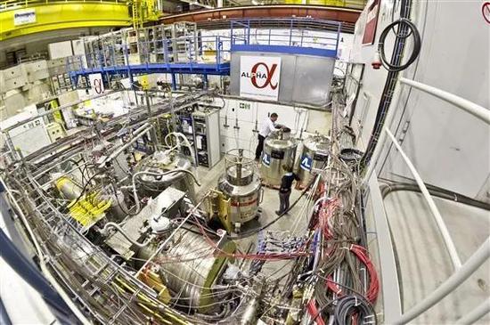 图二 欧洲核子中心反质子减速器大厅中的阿尔法实验（图片来源： CERN news）