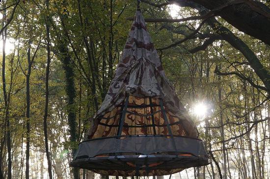 “sky-pod”是一款可以悬挂在树林中的形似蜘蛛网的帐篷