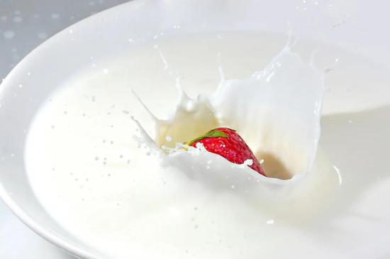 牛奶中含有L型色氨酸，它能在体内转化为血清素和褪黑素，二者均有助眠和镇静作用。（图源：pixabay）
