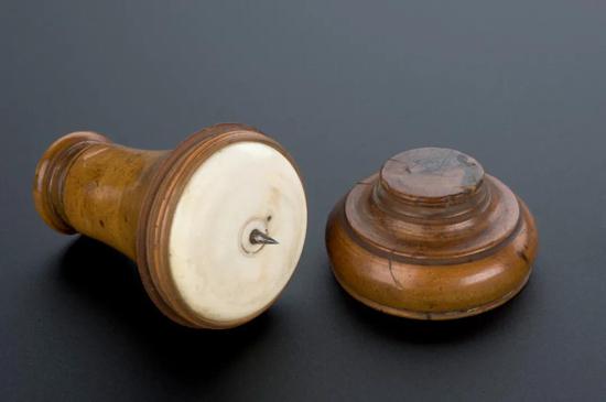 人痘接种的器具，材料是木头和象牙。图片来源：wikimedia
