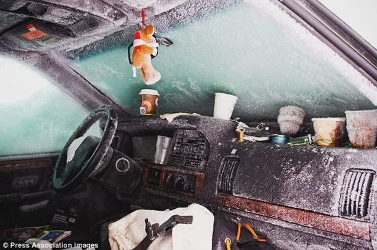 在把车内东西吃完后，男子只能靠吃雪为生 图源：Dailymail