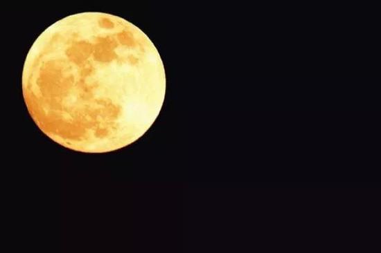 2012年8月31日在厄瓜多尔拍摄的蓝月亮，图自wikipedia