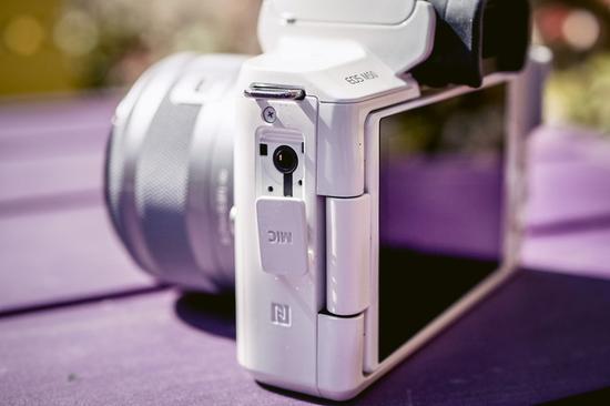 数据接口相机为ef-m卡口,标配套机搭配的是ef-m 15-45mm f/3.5-6.