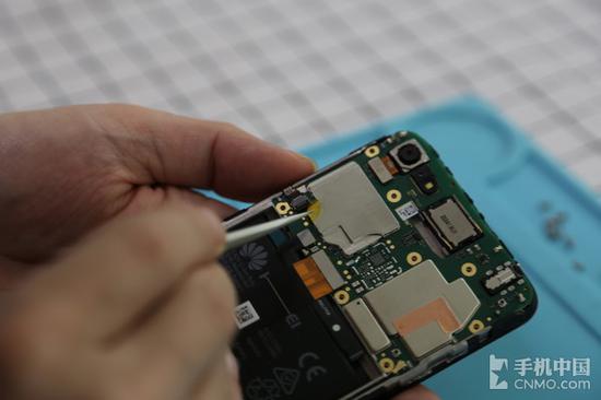 荣耀畅玩7拆机解析599元也有优秀做工