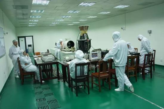 上海技物所试验队正在开展风云二号09星扫描辐射计的测试工作