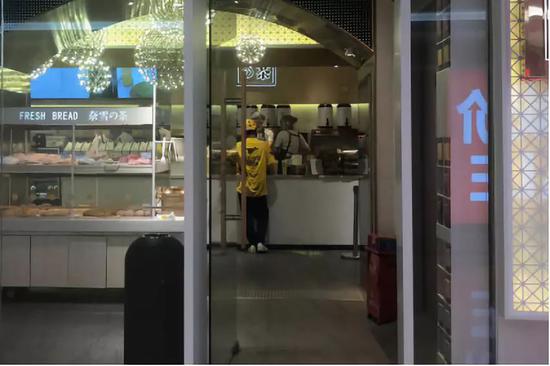 送餐费上涨,骑手坦言为几块钱与生命赛跑