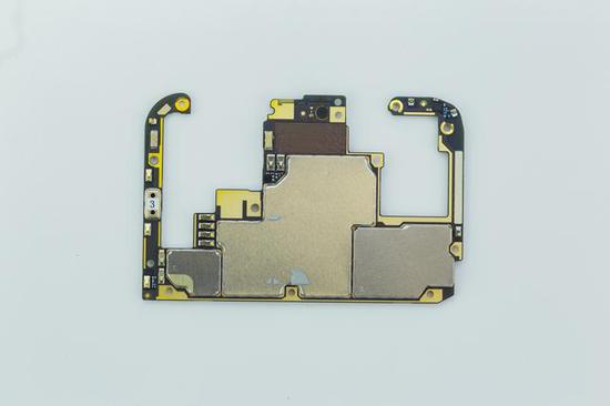 主板背面大部分区域都覆盖上了屏蔽罩,屏蔽罩之间基本上没有缝隙.