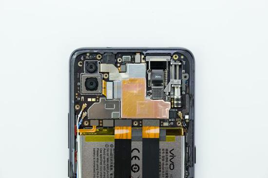 因为有着后置双摄和升降式前置摄像头模块的缘故,vivo nex的主板空间