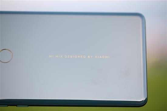 “MI MIX DESIGNEDBY XIAOMI”在此版本也被保留下来，字体颜色使用了金色。