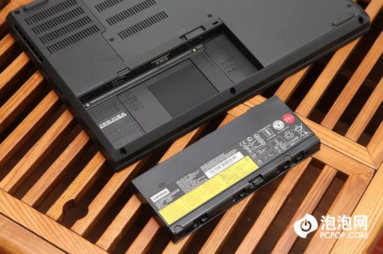 与其他ThinkPad 电脑不同的是，ThinkPad P52的电池被设置在了D面左下角。