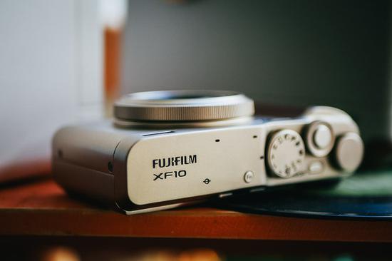 FUJIFILM XF10型号标识