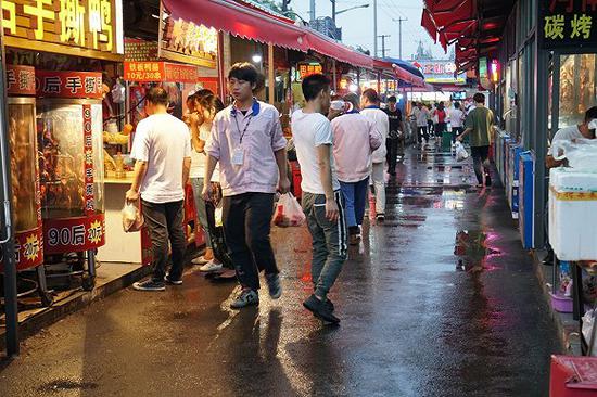 还没入夜，昌硕夜市就已经开始热闹。青年们在为晚班做着准备。摄影：杨舒鸿吉