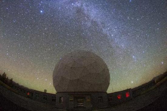 银河下的13.7米毫米波射电望远镜
