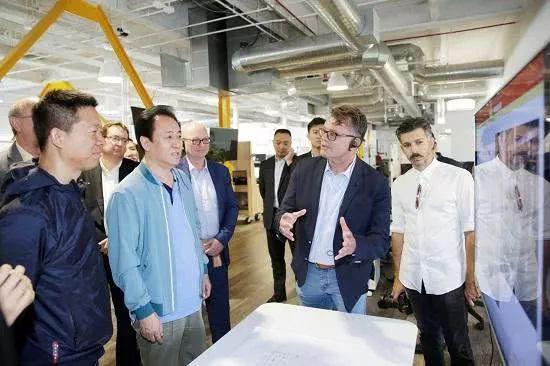 恒大大换血:融创、恒大接连遇坑谁人敢信贾跃亭? 贾跃亭陪同许家印与FF全球生产制造高级副总裁Dag Reckhorn交流(Dag为原特斯拉生产制造主要负责人,右二)