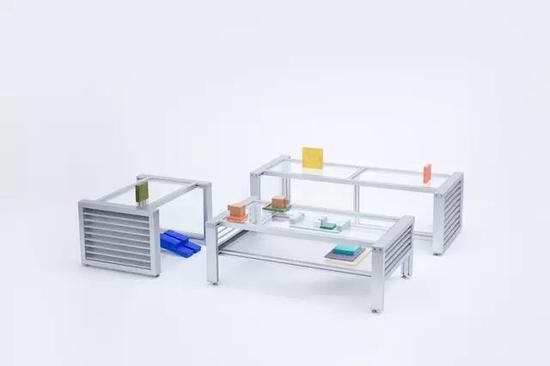 亚克力家具:百叶窗还能做成家具?搭配玻璃亚克力效果不错