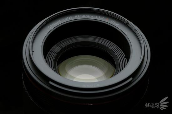 佳能RF 50mm F1.2L USM采用了77mm的口径以及前镜组镀膜