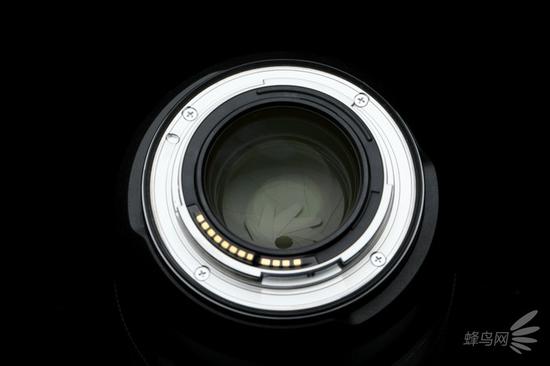 佳能RF 50mm F1.2L USM采用了金属卡口以及后镜组