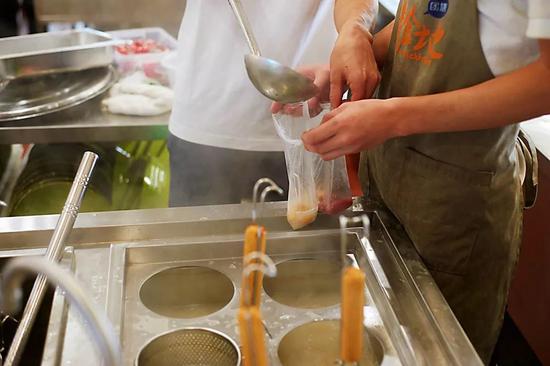 揭秘大公司食堂:京東美食城 阿里未來餐廳 網(wǎng)易豬廠