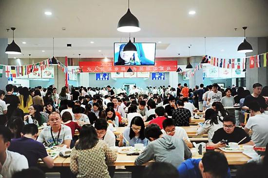 揭秘大公司食堂:京東美食城 阿里未來餐廳 網(wǎng)易豬廠